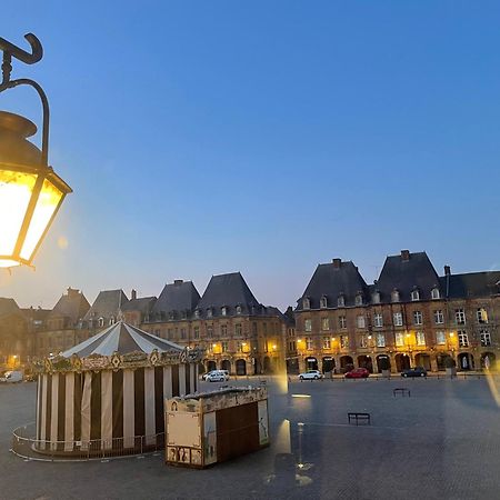 Suites Mana - Matahina Avec Vue Superbe Sur La Place Ducale Et Parking Prive Inclus Charleville-Mézières Eksteriør billede