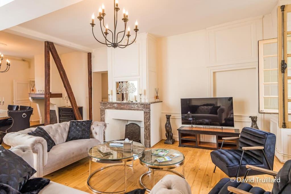 Suites Mana - Matahina Avec Vue Superbe Sur La Place Ducale Et Parking Prive Inclus Charleville-Mézières Eksteriør billede